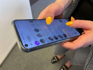 telefon komórkowy w dłoniach