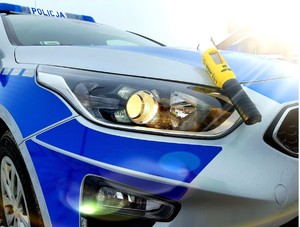 na masce radiowozu urządzenie do badania trzeźwości