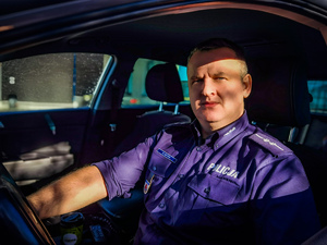 policjant w radiowozie