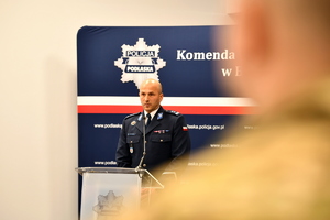 policjanci na uroczystej zbiórce