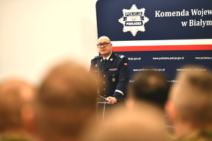 policjanci na uroczystej zbiórce