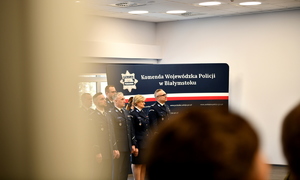 policjanci na uroczystej zbiórce