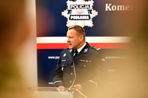 policjanci na uroczystej zbiórce