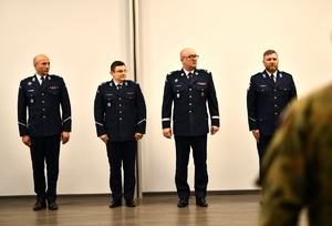 policjanci na uroczystej zbiórce