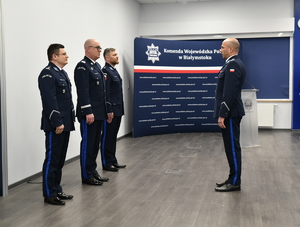 policjanci na uroczystej zbiórce