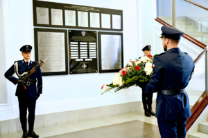 policjanci oddają hołd