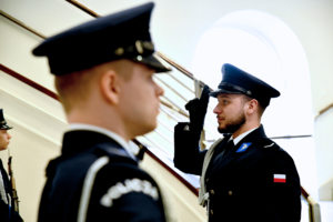 policjanci oddają hołd