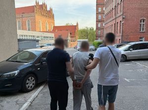 policjanci z zatrzymanym