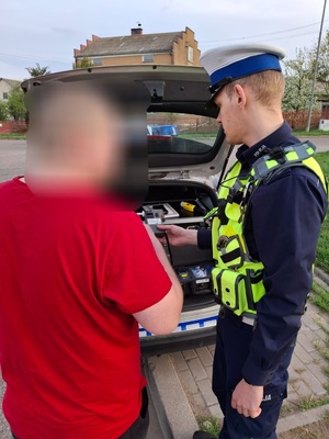 policjanci podczas kontroli