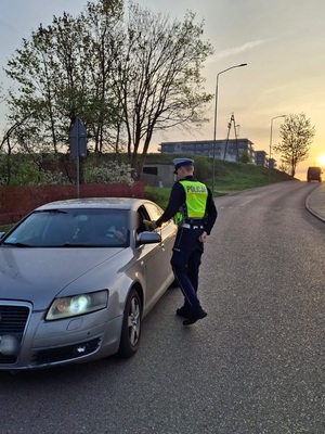 policjanci podczas kontroli