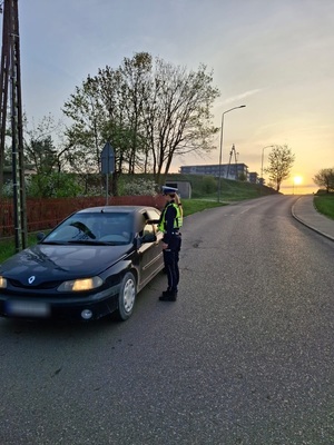 policjanci podczas kontroli
