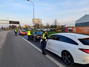 policjanci podczas kontroli