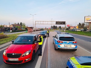 policjanci podczas kontroli