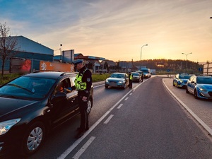 policjanci podczas kontroli