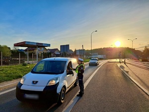 policjanci podczas kontroli