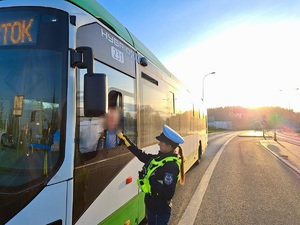 policjanci podczas kontroli