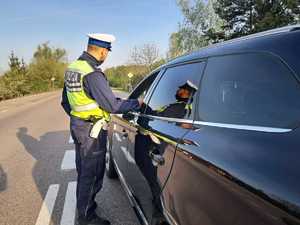 policjanci podczas kontroli