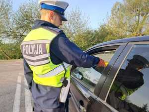 policjanci podczas kontroli