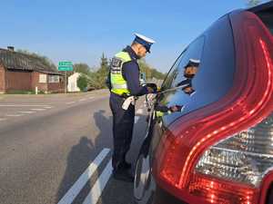 policjanci podczas kontroli