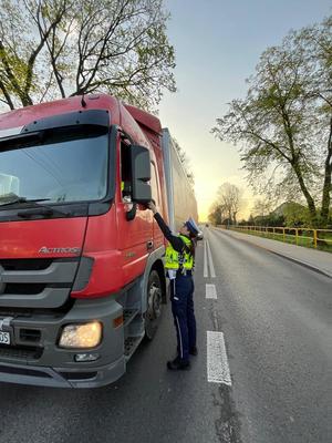 policjanci podczas kontroli