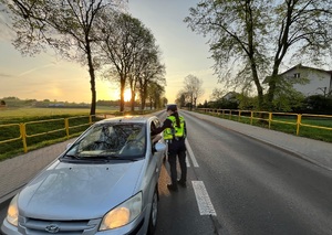 policjanci podczas kontroli