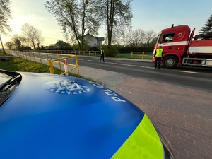 policjanci podczas kontroli