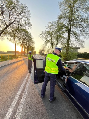policjanci podczas kontroli