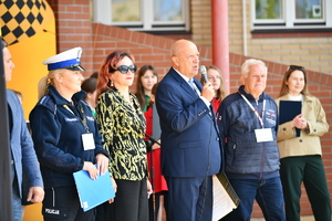 policjanci i uczestnicy turnieju