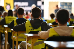 policjanci i uczestnicy turnieju