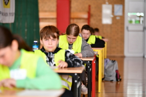 policjanci i uczestnicy turnieju