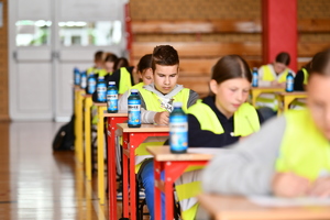 policjanci i uczestnicy turnieju