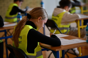 policjanci i uczestnicy turnieju