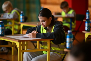 policjanci i uczestnicy turnieju