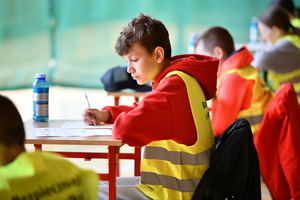 policjanci i uczestnicy turnieju