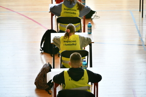 policjanci i uczestnicy turnieju