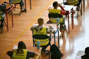 policjanci i uczestnicy turnieju