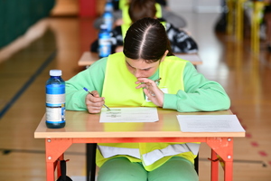 policjanci i uczestnicy turnieju
