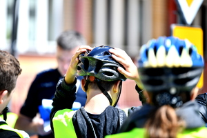policjanci i uczestnicy turnieju