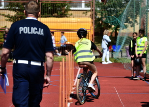 policjanci i uczestnicy turnieju