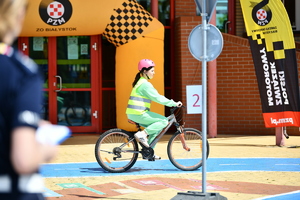 policjanci i uczestnicy turnieju