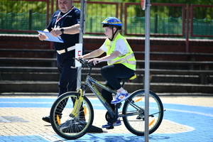 policjanci i uczestnicy turnieju