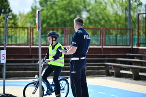 policjanci i uczestnicy turnieju