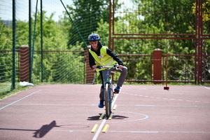 policjanci i uczestnicy turnieju