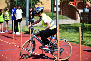 policjanci i uczestnicy turnieju
