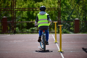 policjanci i uczestnicy turnieju