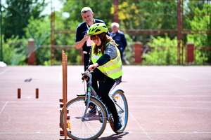 policjanci i uczestnicy turnieju