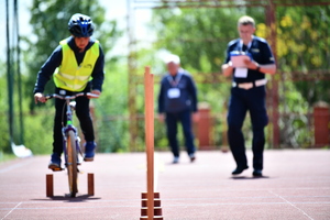 policjanci i uczestnicy turnieju