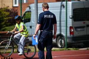 policjanci i uczestnicy turnieju