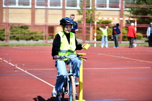 policjanci i uczestnicy turnieju