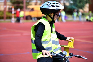 policjanci i uczestnicy turnieju
